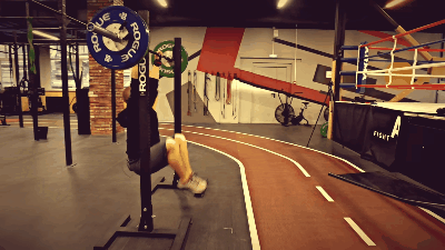 Колени держим в одном положении, не опускаем вниз.