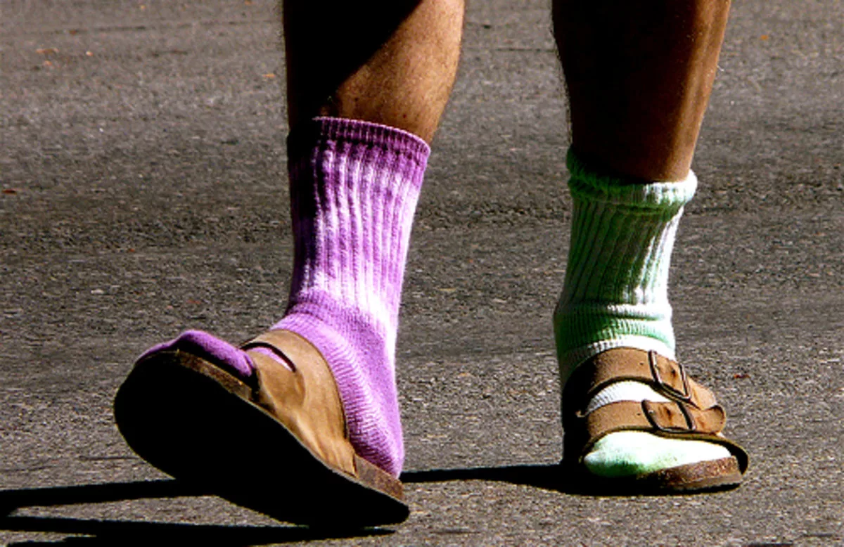 Wearing socks. Носки. Разные носки. Прикольные носки. Мужские носки на ногах.