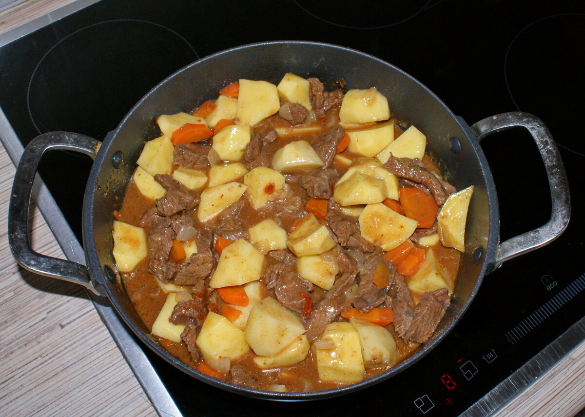 Готовое жаркое из говядины с картофелем.  Фото автора статьи