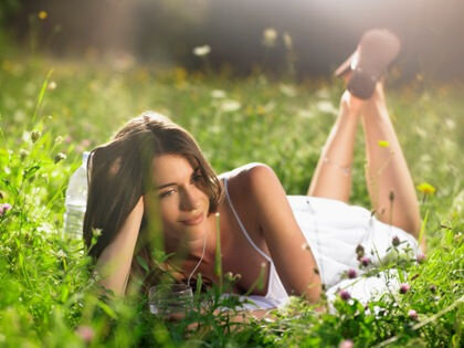 Одежда из шелка, вискозы и нейлона не подходит для ношения летом // Gary Burchill / Global Look Press