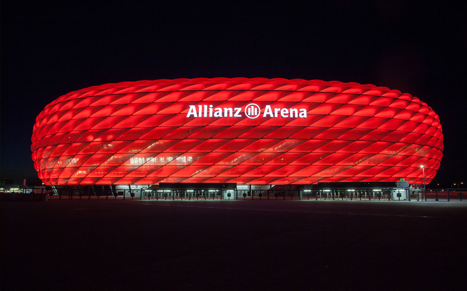 Альянс арена стадион. Бавария Мюнхен Альянц Арена. Стадион Альянц Арена. Allianz Arena в Мюнхене. Футбольный стадион «Альянц Арена» в Мюнхене.