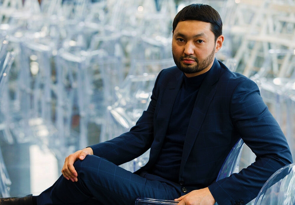 Хоть он не молод, но наследник то он с рождения...