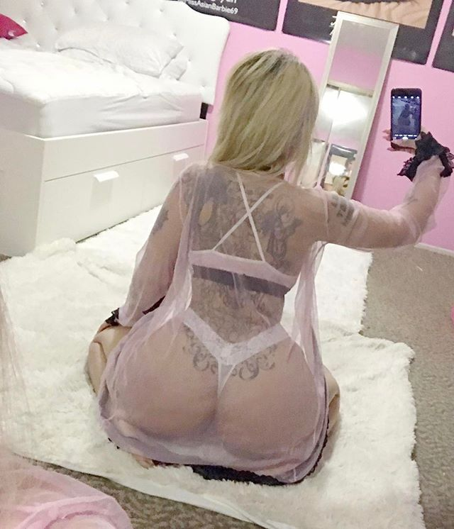 фото с инстаграм канала @asianbarbietina