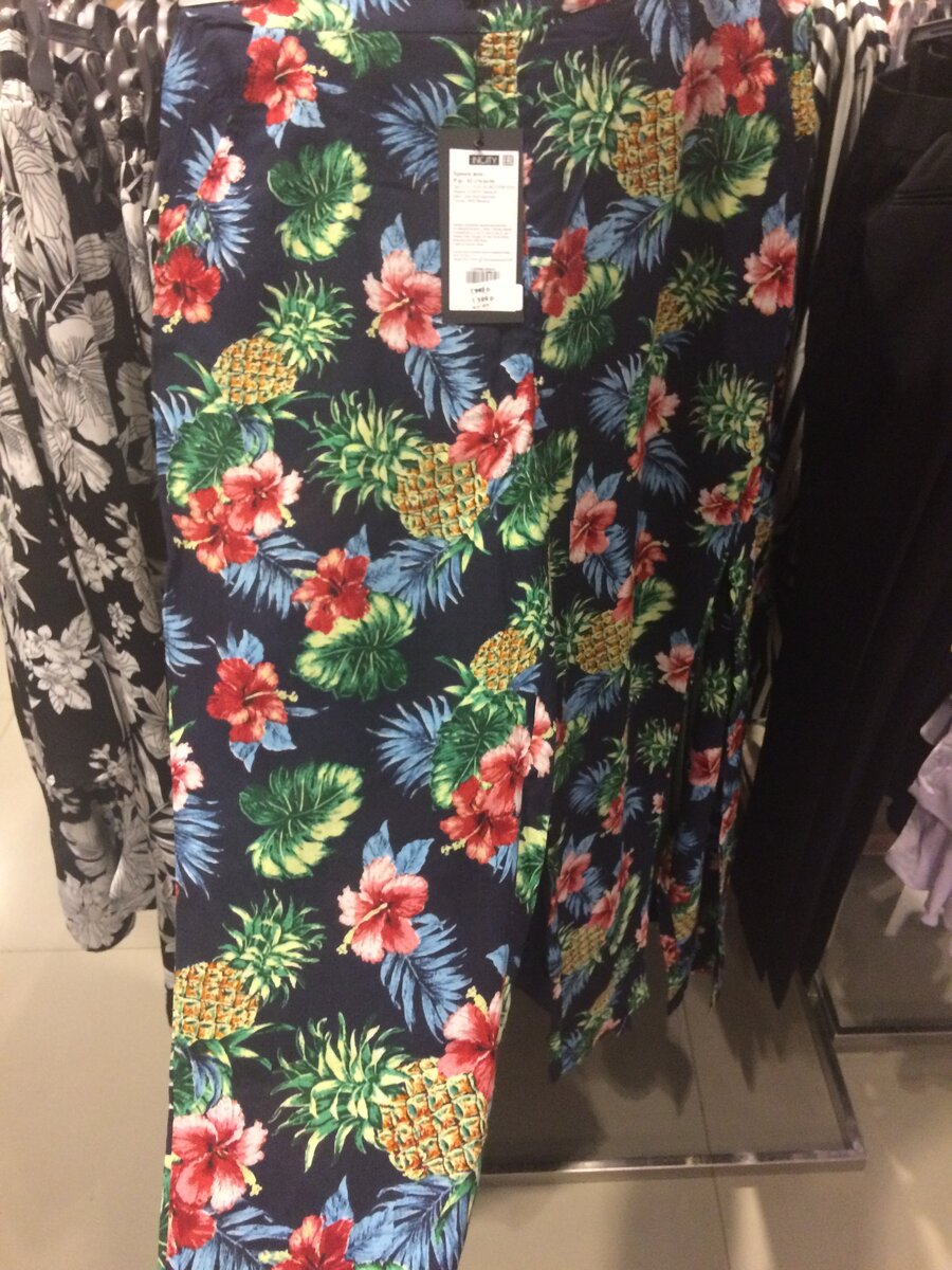 Это прямые брюки, а не какая-то там юбка в цветок