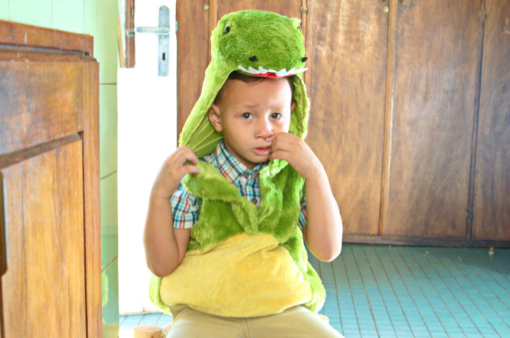 2. Плачет, не хочет снимать костюм.

