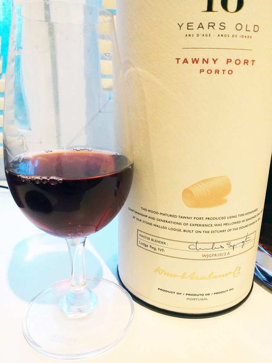 Кажется, что в бокале плещется какой-то необыкновенный самоцвет