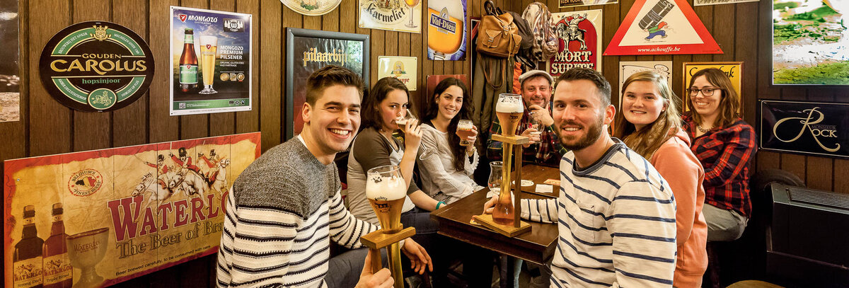 Посетители паба Dulle Grie