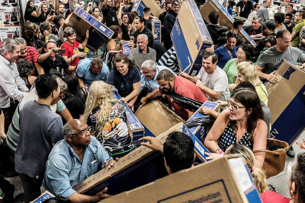 Солдаты Запада в очередной битве http://mystylenews.com/lifestyle/black-friday-2018-the-craziest-photos-as-crowds-hit-the-stores/
 