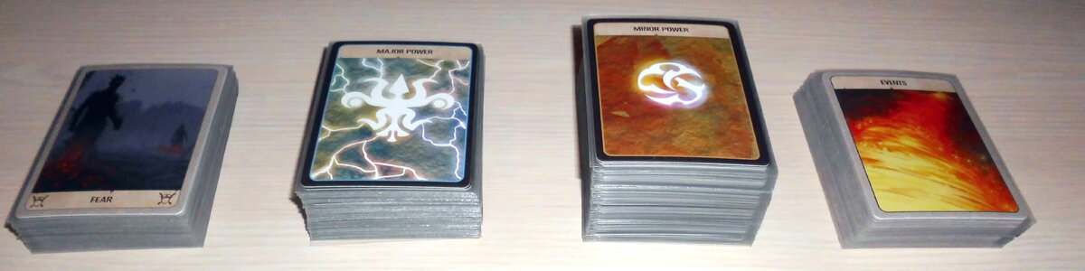 Колоды страха, больших и малых сил, а также событий готовы к бою. 