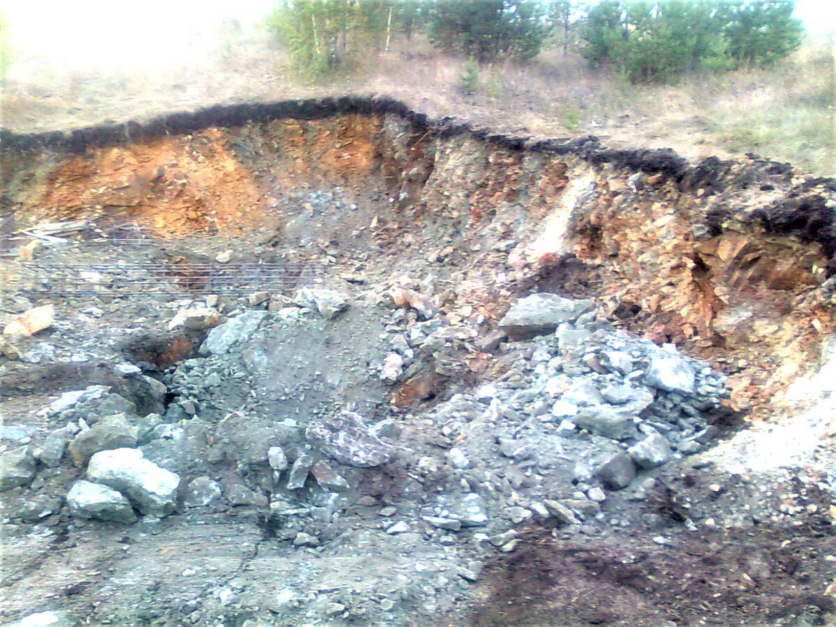 Здесь хорошо видно - плодородный слой 15-20 см, дальше камень.