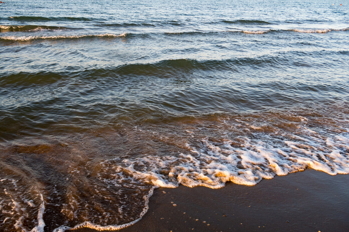 Температура воды в море махачкала. Каспийское море Махачкала. Каспий море Дагестан. Каспий море 1993. Каспийское море Избербаш рассвет.