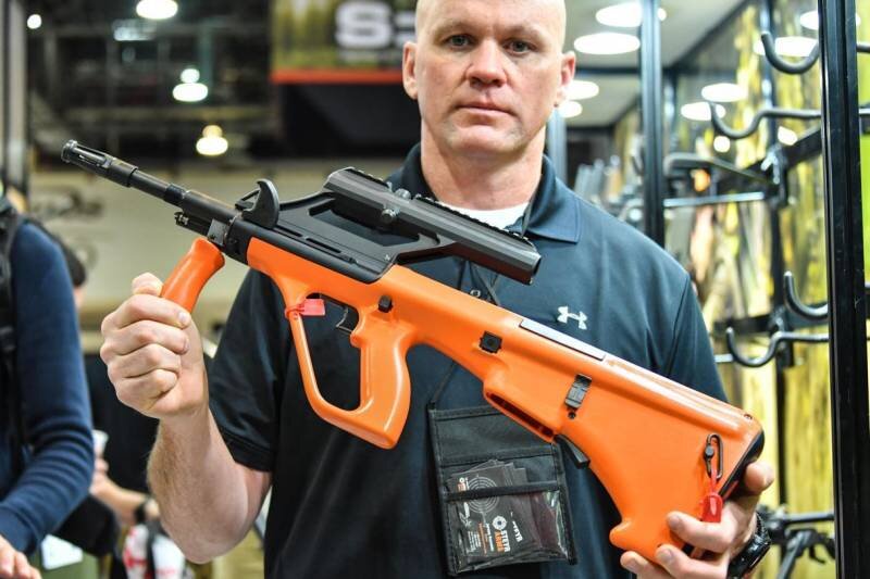 Steyr Mannlicher AUG/A3 M1 калибра .223 в необычном оранжевом цвете, фото: Franco Palamaro, all4shooters.com