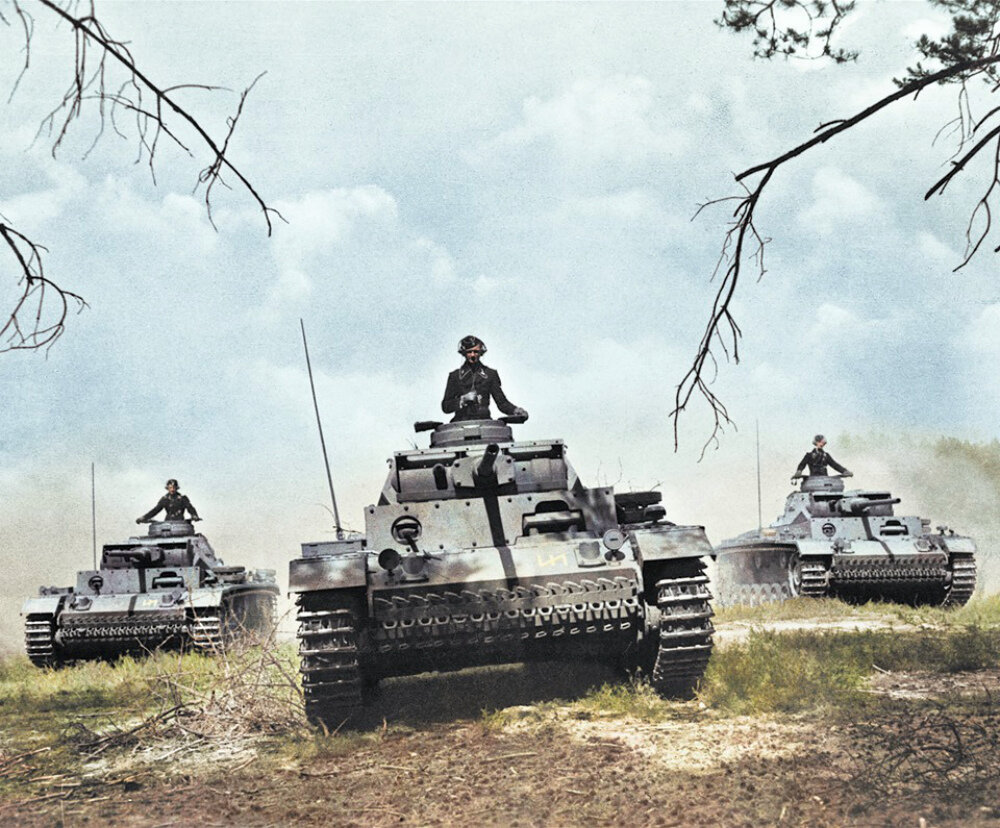 Немецкие средние танки Pz.Kpfw.III в наступлении. Фотография использована в качестве иллюстрации.
