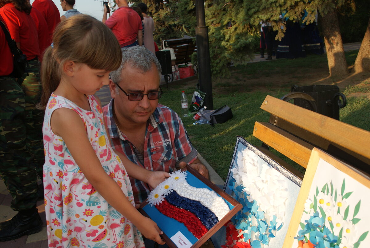 Маленькие жители города порадовали всех своими творческими работами – выставка детских рисунков и поделок вызвала неподдельный интерес у всех гостей праздника.