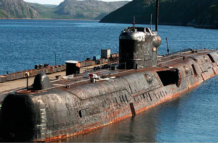 Во главе движения стали лодки проекта «675 или ЭХО-2». Одной из них была К-431, атомная подлодка  длиной 115 метров. Ее построили менее чем за год в 1965 году, а после целых 20 долгих лет лишь меняли ракеты и поддавали топливо 2м реакторам. В конце 80х стал вопрос о списании судна прошедшего 180 тысяч миль, но лодку оставили, и в 85м очередной раз решили подзаправиться в бухте Чалма, как это всегда бывает со всеми возможными нарушениями. Ввиду древности технологии крышку реактора для зарядки нужно было приподнять, но что бы лодку не перекосило. По причине политики СССР, подробности до сих пор покрыты тайной, но самое распространенная версия в том, что мимо проходил торпедный катер, который создав волну пошатнул судно и крышка реактора открылась до такой степени, что в нем началась неконтролируемая цепная реакция, а если проще, то атомный реактор в открытом состоянии включился и спровоцировал страшный взрыв. В нем погибли 8 офицеров и два срочника. Разрушительность взрыва была настолько мощной, что 12ти тонную крышку реактора отбросило на сотню метров, а в эпицентре уровень радиации приблизился к 100 000 рентген в час, что в 10 раз больше чем в чернобыле. Тушили пожар, как всегда не особо подготовленные люди; работники гавани, экипажи соседних лодок и все кто был рядом. Спецтехники естественно не было, в то время как реактор в компании с подлодкой полыхали и выдавали в воздух нереальное количество радиации. Специалисты прибыли на место аварии только спустя 3 часа, и первым же делом была установлена тотальная информационная блокада, а поселок вблизи происшествия попросту отрезали от окружающего мира. Благодаря усилиям «специалистов», точных масштабов выяснить не удалось, но все же цифры имеются. В воздух было выпущено радиационное облако диаметром около 3х километров, а количество пострадавших по информации 90х годов насчитывалось более 900 человек, большей части которых диагностировали «острую лучевую болезнь». 