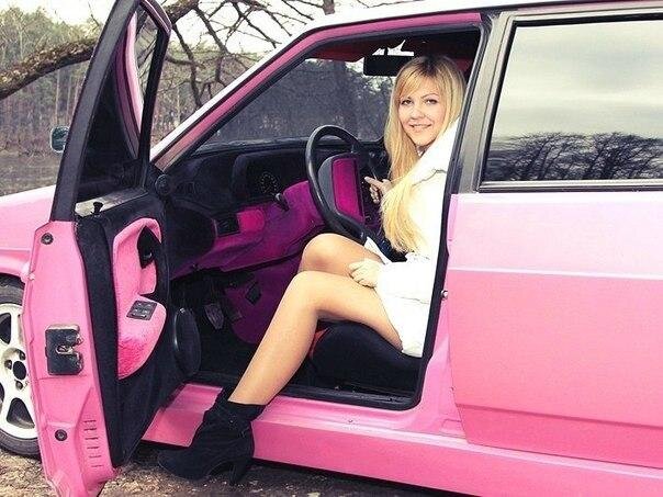 Блондинка на "девятке". Источник: Яндекс Картинки.