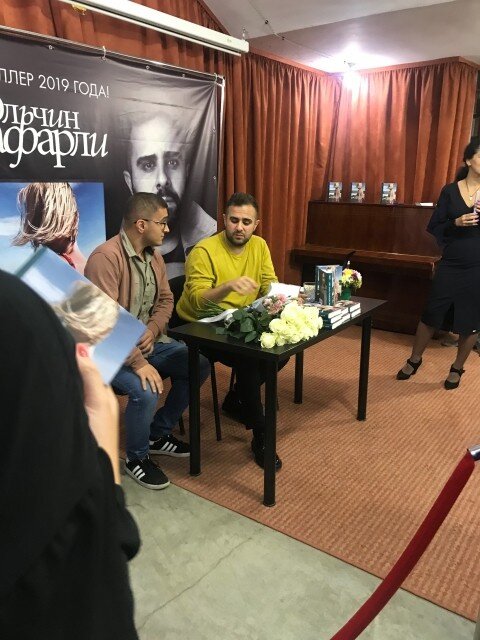 
Тот самый терпеливый парень с книжкой для Самиры :)