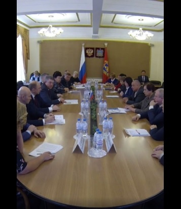 Важная аудитория внимала внимательно и с почтением, не перебивая...