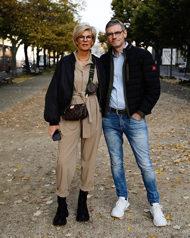 счастливая семейная пара. 50 летняя пара. красивые здоровые люди в возрасте. люди зрелого возраста. счастливая пара средних лет.