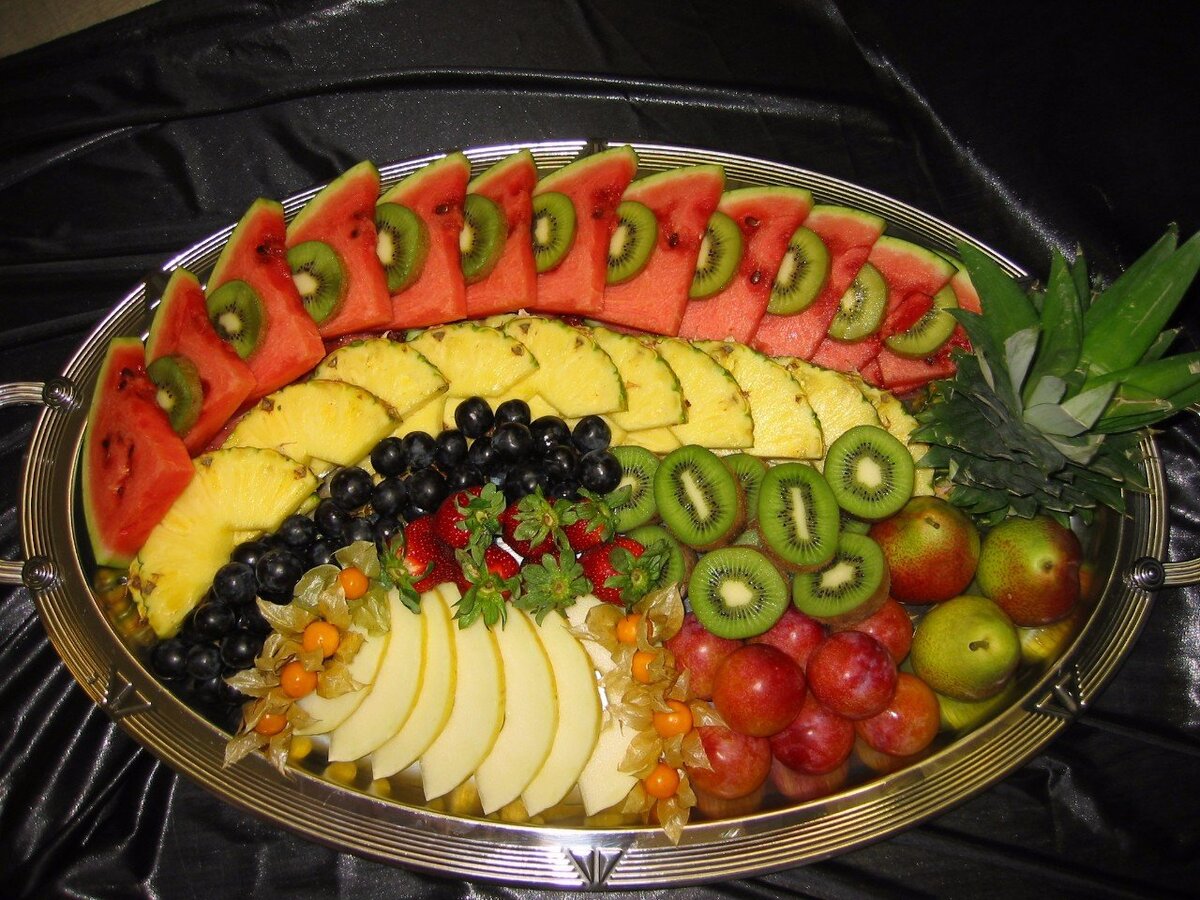 Нарезки на телефон без регистрации. Оригинальная нарезка фруктов. Красивая нарезка овощей и фруктов. Красивое украшение стола. Красивые нарезки на праздничный стол.