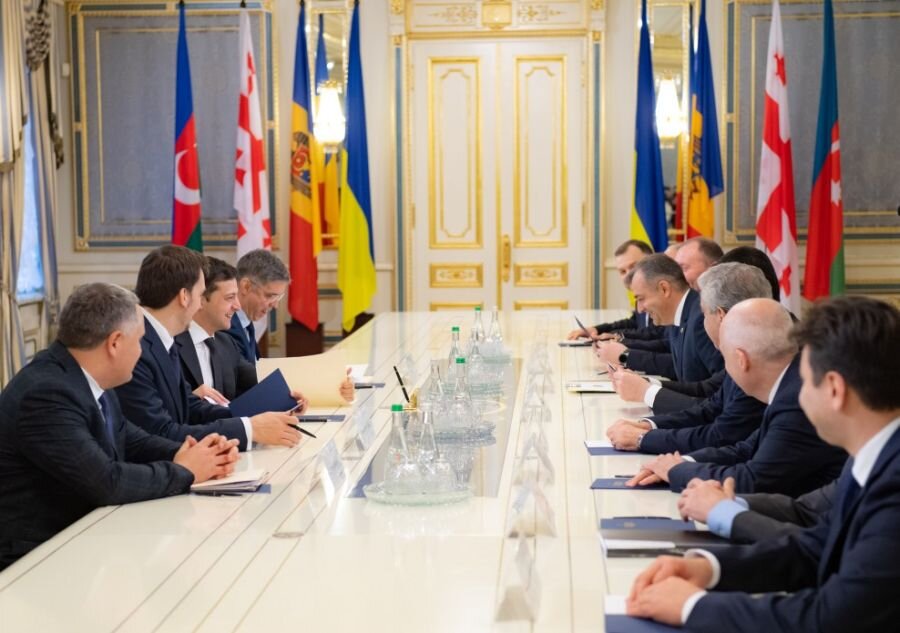 Президент  Украины Владимир Зеленский в рамках завершения председательства Украины  в 2019 г. в ГУАМ провел встречу с премьер-министром Грузии Георгием  Гахарией, премьер-министром Молдовы Ионом Кику и вице-премьером  Азербайджана Али Ахмедовым