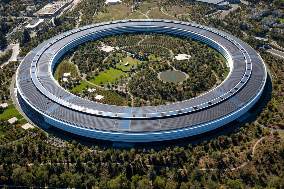 Apple Park в Купертино, штат Калифорния,. Apple парк в Купертино. Кампус Apple в Купертино.