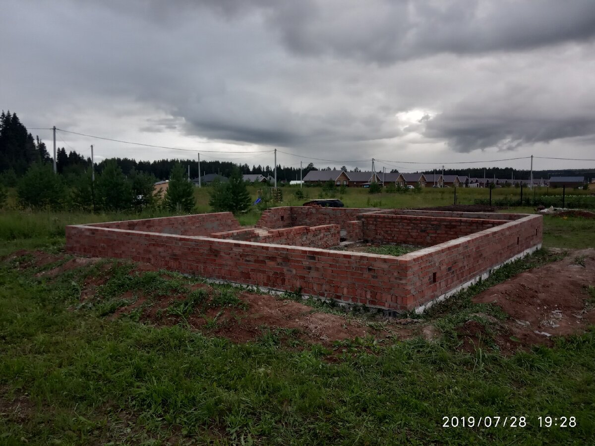 Цоколь решили делать высокий, чтобы не был близко к земле, и выкопали внутри подвал.
