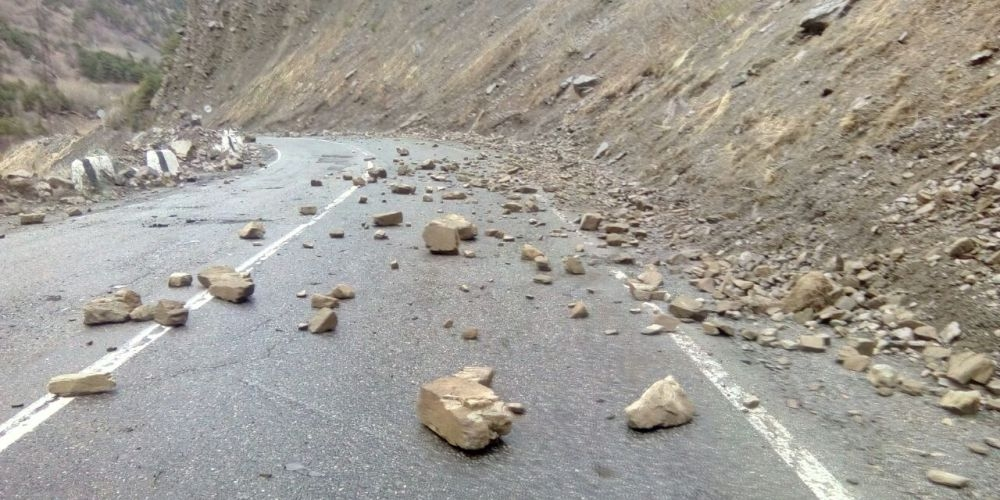 Камни, падающие со склона, движутся в строгом соответствии с законами гравитации и не свободны в своем движении