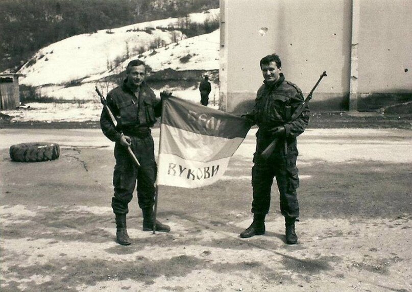 Командир отряда Срджан Кнежевич (справа) и его заместитель Светко Гачанин.