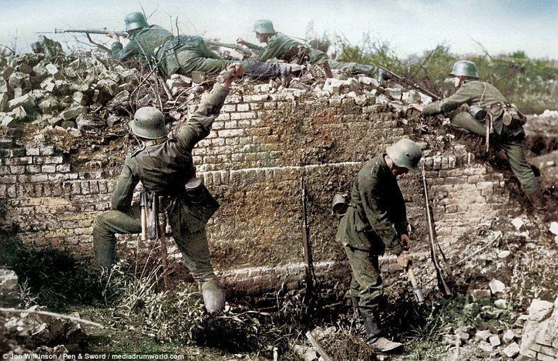 Немецкие ударные части наступают, перебравшись через колючую проволоку