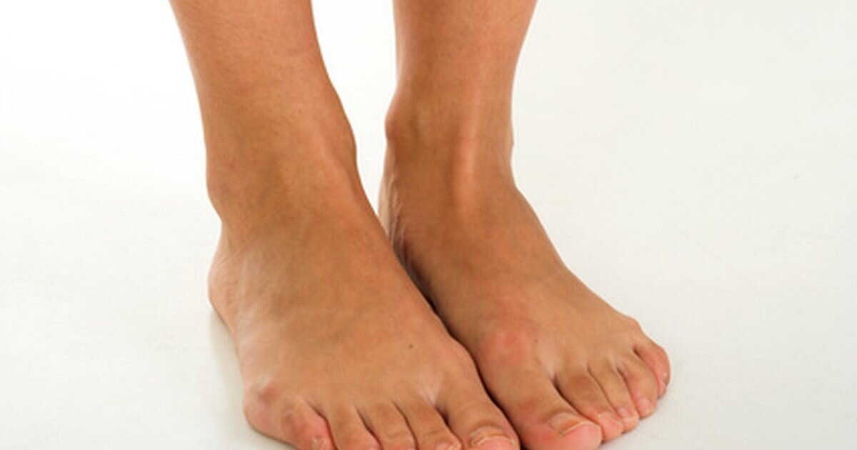 Две ноги и у него. Скрещенные женские ножки. Ноги на пляже. Стопа человека фото. Две ноги и у него.