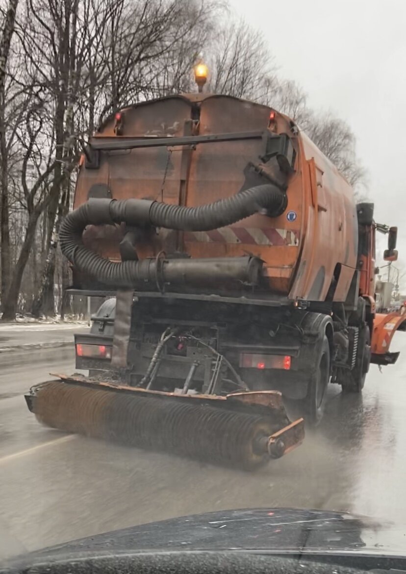 Экстремально тёплая зима в московском регионе поставила в ступор московских коммунальщиков. Ведь казалось бы отсутсвие снежного покрова должно радовать московские власти возможностью сэкономить, но для коммунальщиков это стало настоящей катастрофой. Ведь им же надо как-то осваивать бюджетные средства! А как их осваивать если нечего убирать? Но коммунальщики- люди опытные и их дождем не возьмёшь и поэтому этой зимой наблюдаю вереницы авто с ковшами и метелками, бездельно бороздящих столичные автомагистрали в поисках снега. Зарплату-то они за километраж получают, а не за результат. А о результате позаботилась в этот раз сама природа.