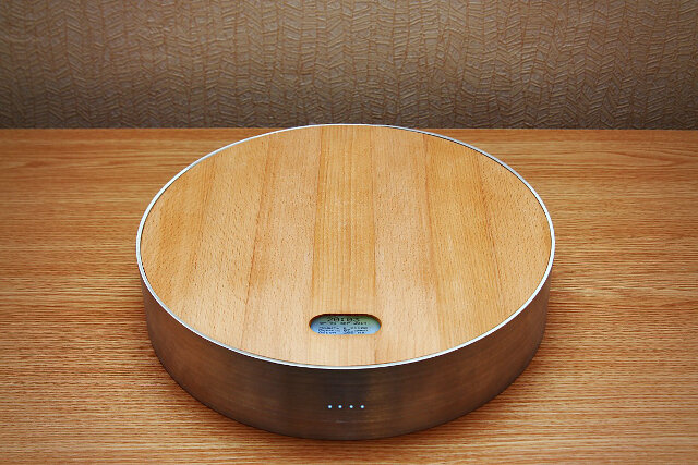 

После публикации я решил, что можно попробовать реализовать некоторые идеи, высказанные в комментариях. Прежде всего пресловутую магию — в виде приличного корпуса. Рассказал об идее проекта своему товарищу. Посовещавшись, мы пришли к следующим требованиям к устройству:
