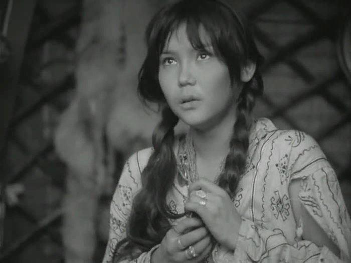 Главная героиня в этом фильме - юная актриса Наталья Аринбасарова.