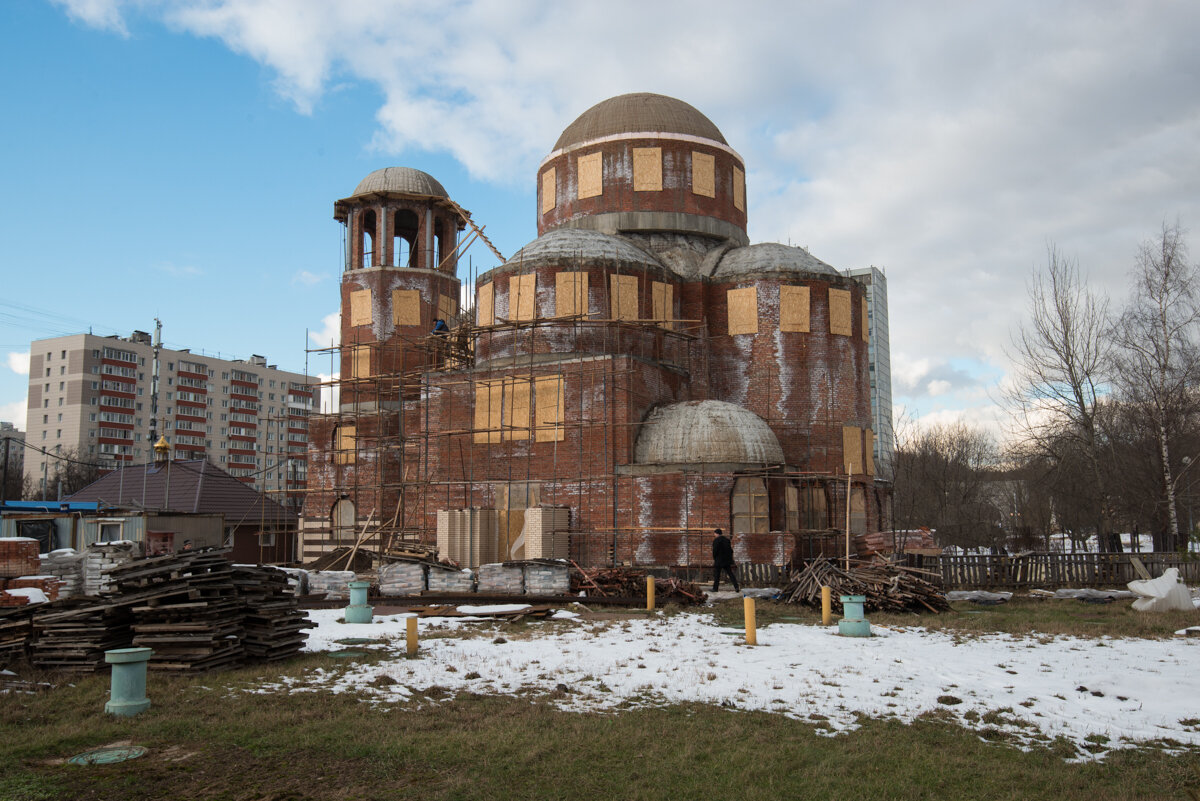 Храмы в гольянове. Храм Ермогена в Гольяново. Храм Патриарха Ермогена в Гольяново. Храм в честь священномученика Ермогена в Гольяново. Новый храм в Гольяново.