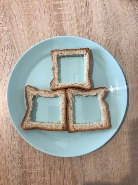 Главное здесь оставить хорошие бортики, чтобы содержимое не вытекло. 