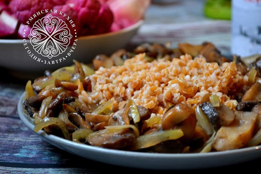 ПОЛБА С ГРИБАМИ  
Блюдо невероятно вкусное, сытное, полезное и идеально подходит как к застольям, так и в постные дни.
Ачар- армянское название полбы.
Полба- злаковая культура, богатая протеинами, с особым составом клейковины, с особенным, похожим на ореховый, вкусом.
Для полбы с грибами нам понадобятся:
полба- 500 грамм
грибы-1 кг (при готовке грибы уменьшаются в объеме)
масло(в постные дни берем растительное)- 150 мл
1-2 луковицы
соль по вкусу
Перебрать полбу, тщательно промыть несколько раз под проточной водой, пока вода не станет прозрачной. Мелко нарезать луковицу, обжарить до прозрачности в разогретом масле( берем 2/3, то есть 100 мл), добавить полбу, потушить пару минут, залить кипятком в пропорции 1:2, посолить. Варить на маленьком огне минут 30-40, пока полба не станет мягким и не испарится вода.
Пока варится крупа, мелко нарезать луковицу, разогреть масло, обжарить в оставшемся масле, добавить очищенные и нарезанные грибы, немного посолить, обжарить до готовности. Можно смешать грибы с полбой, а можно подавать отдельно.
Полбу с грибами подают горячей.
Бари ахоржак. #армянскаякухня #постнаякухня #полба #грибы