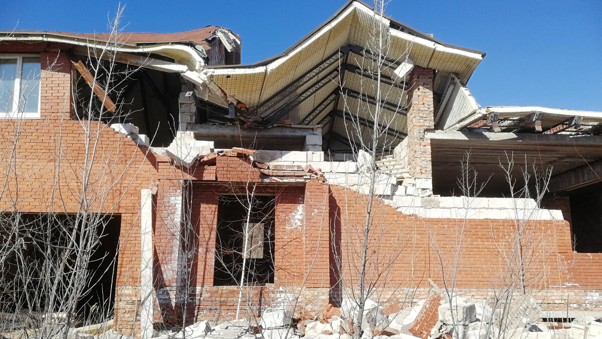 Обрушение двухэтажного дома