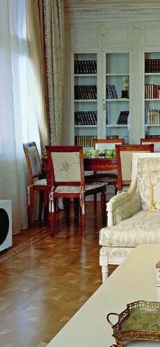 Обилие дорогих материалов не делает квартиру уютней