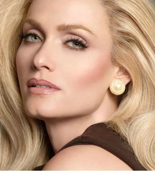 Можно выглядеть моложе своих лет, но не все женщины знают это.  Для этого существует несколько способов по уходу и при нанесении косметических средств.