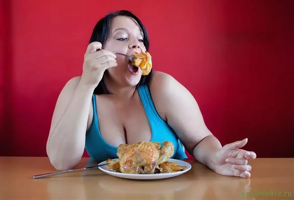 Толстушка с едой. Толстая женщина с едой. Толстая девушка ест. Толстая жена на кухне