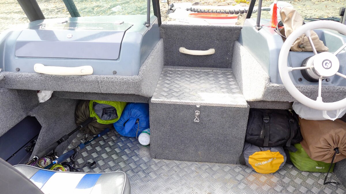 ALUMA FISH 4.7L Полная лодка вещей. Фото автора.