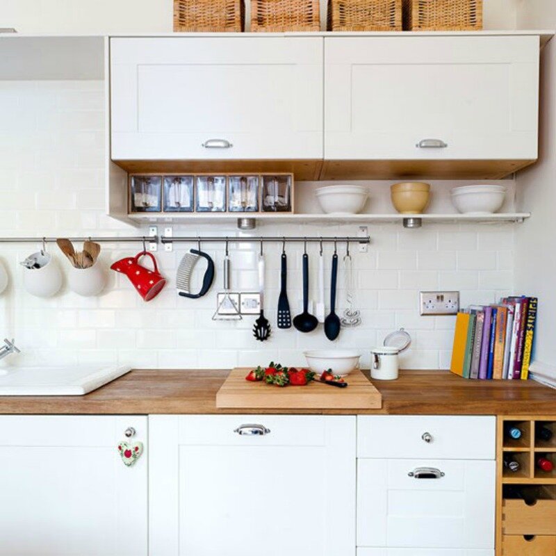 Обустройство хранения в интерьере маленькой кухни.