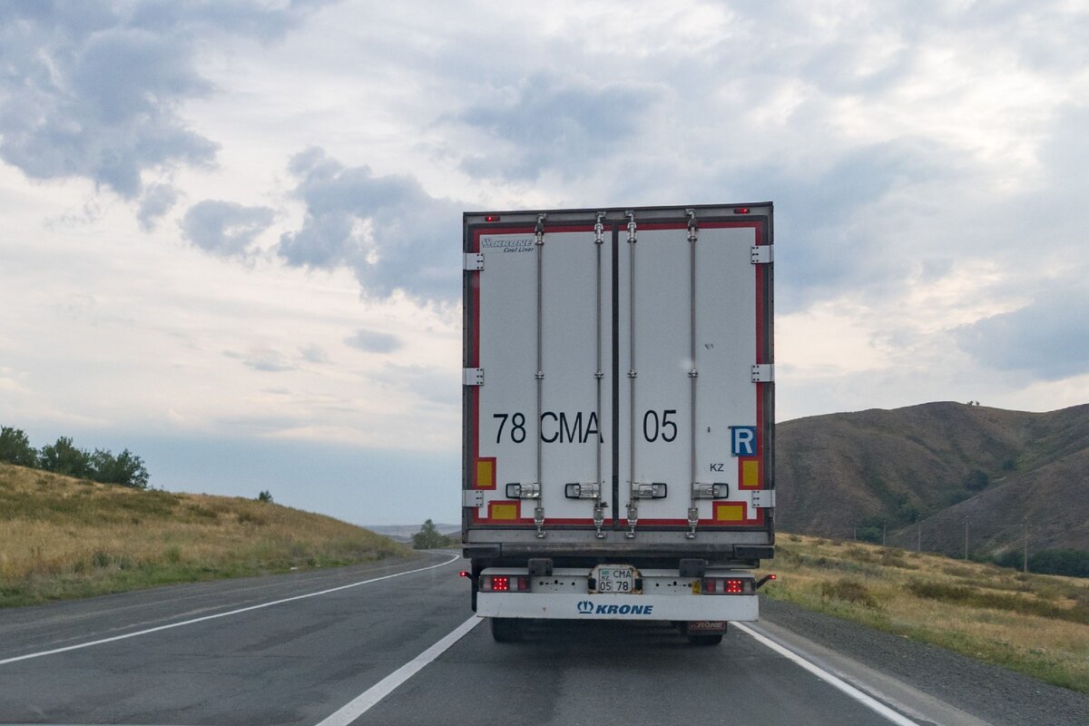Если подъехать очень близко к фуре то можно начать экономит топливо...