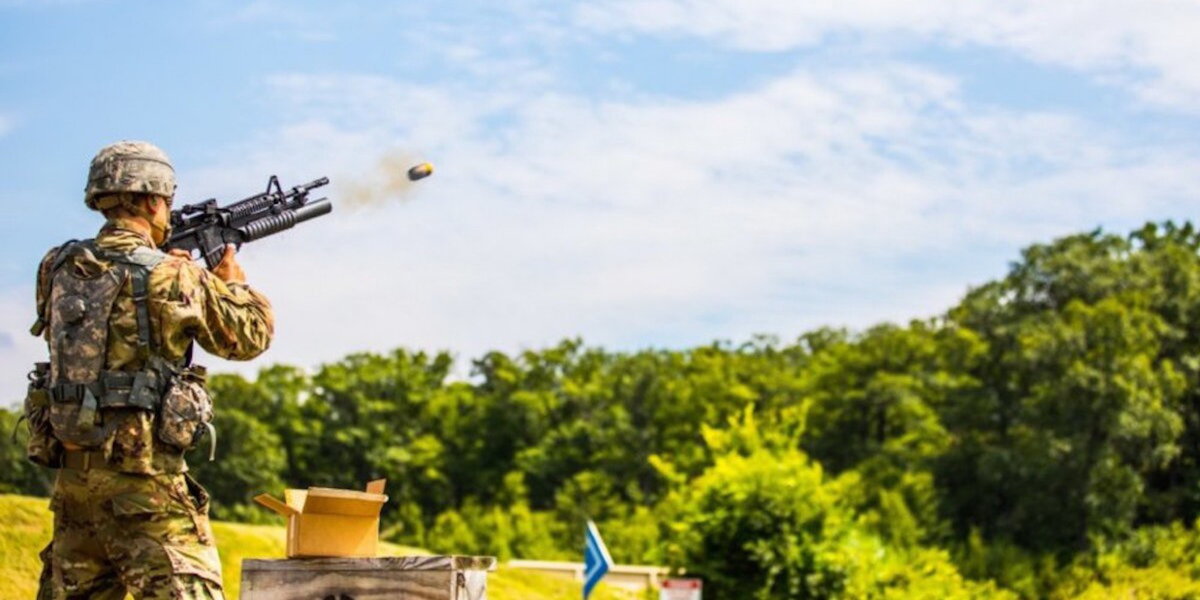 Курсант Военной академии США 2022 года в Вест-Пойнте впервые стреляет из гранатомета М203 во время базовой подготовки курсантов, 31 июля 2018 года. (Фото армии США / Мишель Эберхарт)