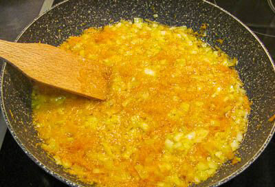 Рыбные фрикадельки с рисом в сметанно-сливочном соусе: рецепт - Лайфхакер
