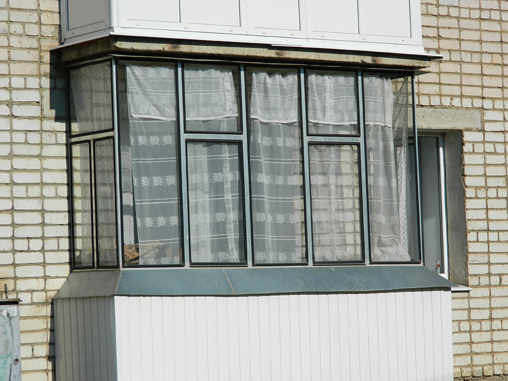 Раскрыта тайна балконов с автобусными стеклами