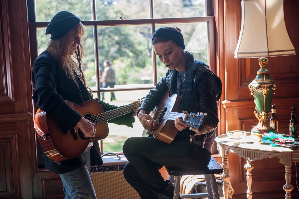 Кадр из фильма "Между нами музыка", 2019 год. Режиссер Терренс Малик (Руни мара в роли Фэй и Патти Смит)