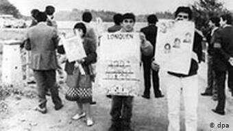 Чилийцы требуют от колонистов вернуть своих детей. Фото взято из открытого источника.