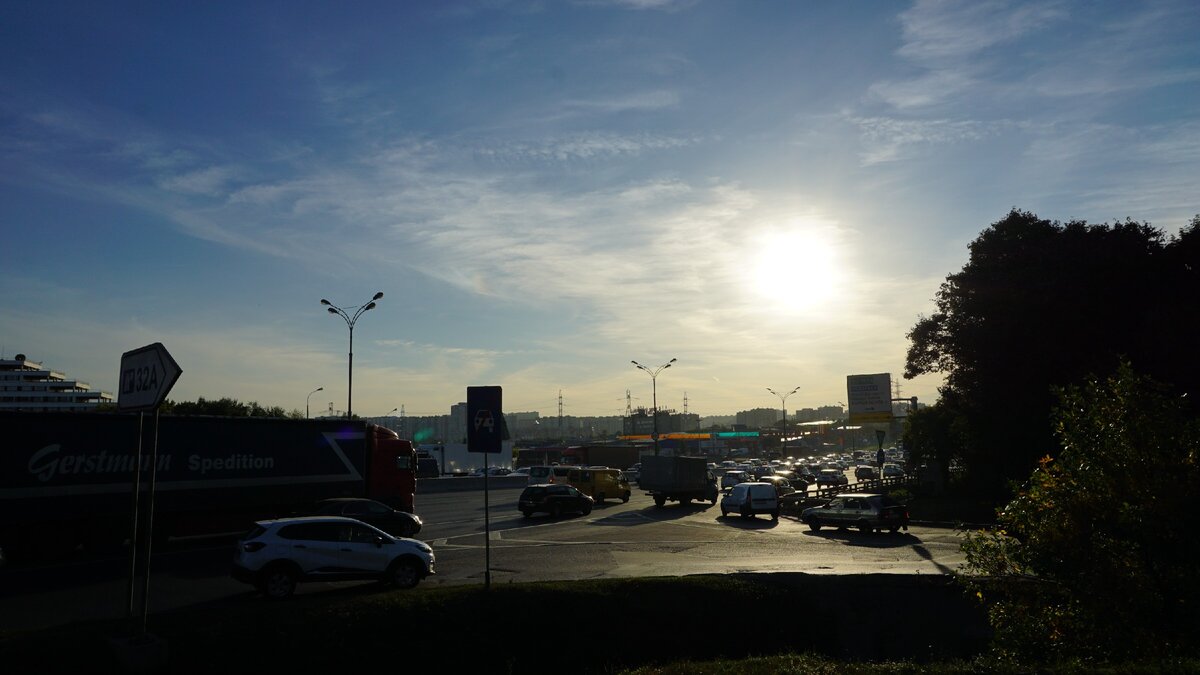 1. Но прийти и посмотреть на метро и близлежащее слишком просто, поэтому идем тайными тропами. Поэтому пока придется свернуть в другую сторону,а именно в строну Битцы. На фото МКАД и теперь Русотель, бывший мотель Солнечный, где снималась сцена с арендой автомобиля ВАЗ-2103 из художественно фильма Невероятные приключения итальянцев в России.